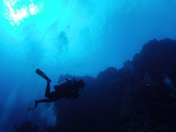 Mergulhando nas águas claríssimas da Ilha de Páscoa, em pleno Oceano Pacífico